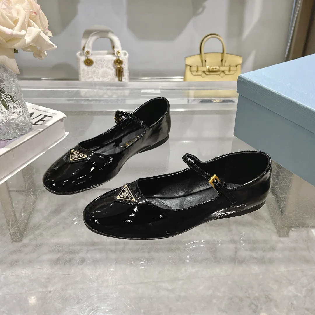 👟👟Ex-factory price 440👟👟 🔥🔥✨Prada/Prada 2024ss spring and summer new products are now available🌟 Mary Jane flat ballet shoes Soft and comfortable, recommended by major bloggers in Little Red Book, proper college style ➕Commuting 1-1 development Round-head golden triangle button Fabric: patent leather, sheepskin, silk fabric Sheepskin lining code number: 35 to 40 (41 is custom-made and cannot be returned or exchanged)